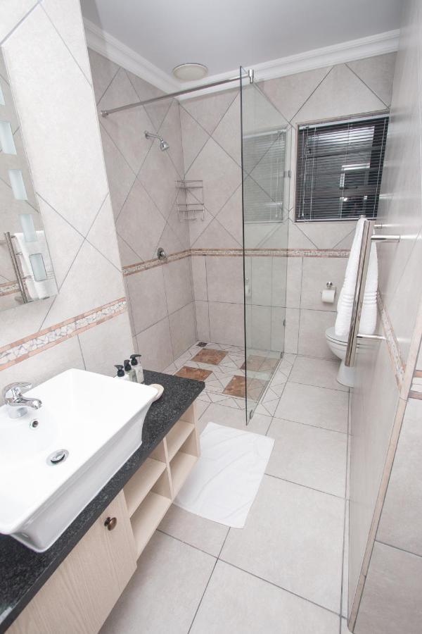 Van Den Berg'S Guesthouse Bettyʼs Bay Esterno foto